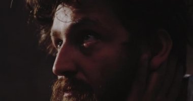 Depresif uyuşturucu bağımlısı uzağa bakıyor