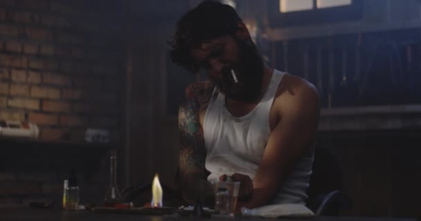 Человек нагревает наркотик в ложке — стоковое видео