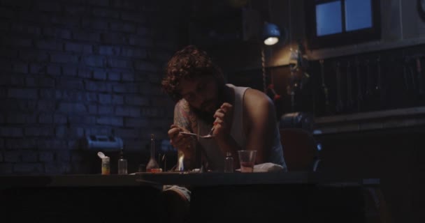 Mann erhitzt Droge in einem Löffel — Stockvideo