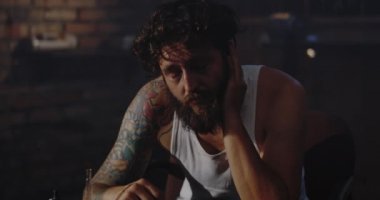 Depresif uyuşturucu bağımlısı kamera bakıyor