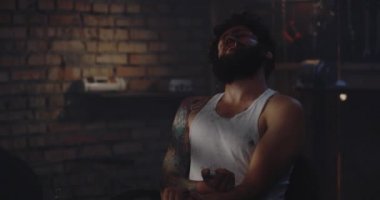 Genç adam aşırı doz ilaç