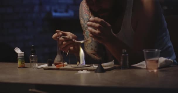 スプーンで薬を加熱する男 — ストック動画