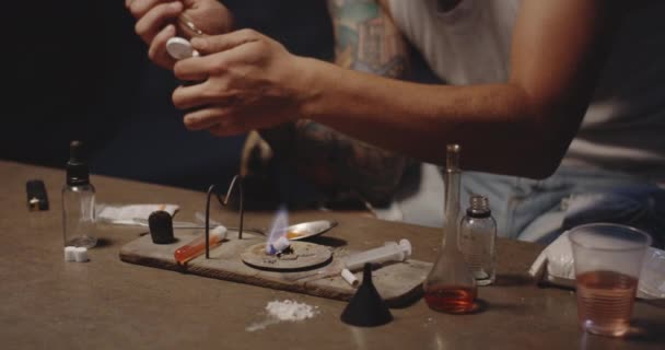 Άνθρωπος θέρμανσης ναρκωτικών σε ένα κουτάλι — Αρχείο Βίντεο
