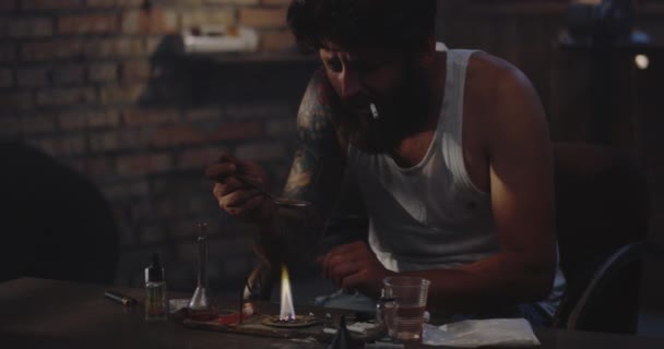 Hombre calentando droga en una cuchara — Vídeos de Stock