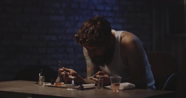 Hombre calentando droga en una cuchara — Vídeos de Stock