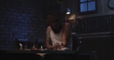 Bir kaşık adam Isıtma ilaç