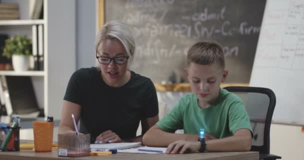 Estudiante usando un reloj inteligente para una videollamada — Vídeo de stock