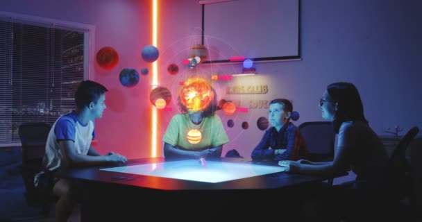 Leraar en studenten kijken naar het hologram van het zonnestelsel — Stockvideo