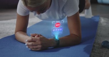 Kadın evde çalışıyor.