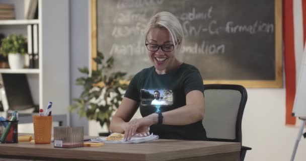 Mujer usando un reloj inteligente para una videollamada — Vídeo de stock