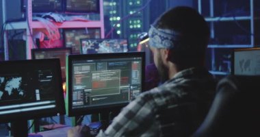 Bir bodrum katında çalışan hacker ekibi