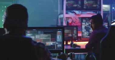 Bir bodrum katında çalışan hacker ekibi