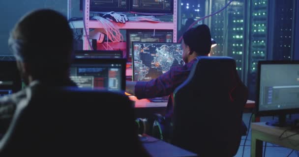 Ομάδα χάκερ που εργάζεται σε ένα υπόγειο — Αρχείο Βίντεο