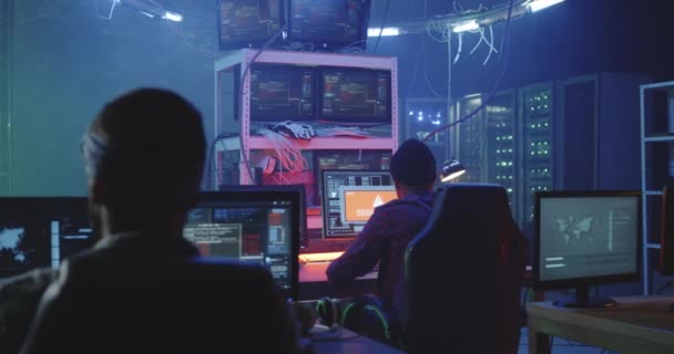 Equipo de hackers trabajando en un sótano — Vídeos de Stock