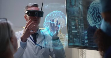 Doktor VR kulaklık ile açıklayan