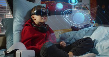 Çocuk izlerken güneş sistemi hologram