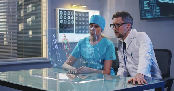 Läkare som använder holografisk bildskärm — Stockfoto