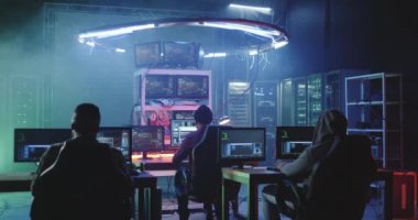 Bodrumda hackleme olan genç adamlar