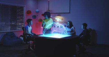Öğretmen sınıfta bir gezegen Dünya hologramı kullanarak