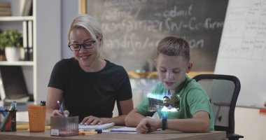 Görüntülü arama için akıllı saat kullanan öğrenci