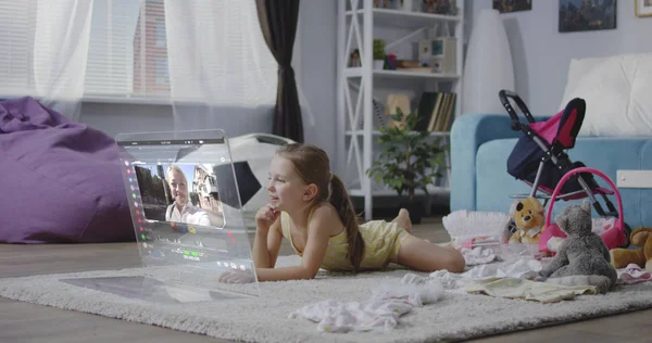 Menina fazendo uma chamada de vídeo com sua mãe — Fotografia de Stock