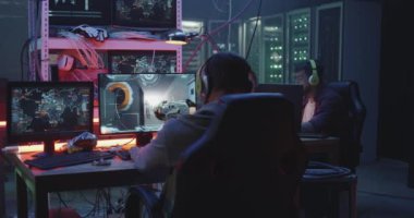 Fps video oyunu oynayan genç adam