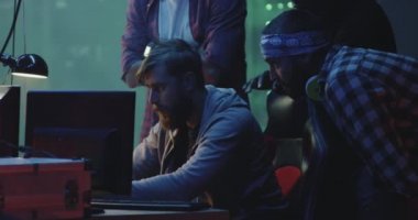 Başarıyı kutlayan genç hackerlar