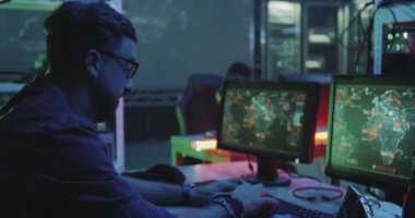 Masalarında çalışan bilgisayar korsanları