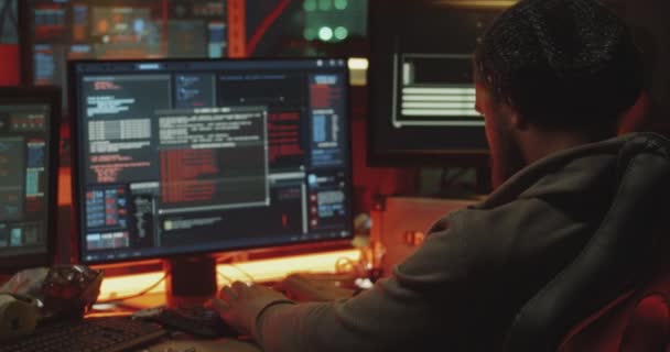 Jovem hacker codificação em seu computador — Vídeo de Stock