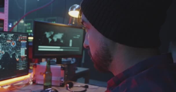 Mladí hackeři kódující jejich počítače — Stock video