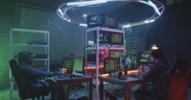 Başarıyı kutlayan genç hackerlar