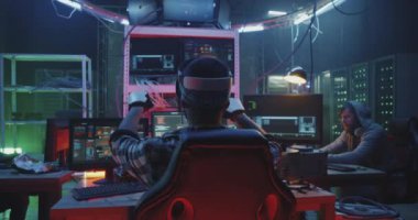 Vr eldiven ve kulaklık kullanan hacker