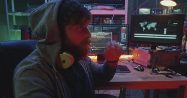 Hacker sigara ve bira içme