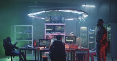 Genç hackerlar bodrumda konuşuyor