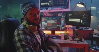 Hacker kamerada bakıyor
