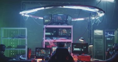 Genç hackerlar bodrumda konuşuyor