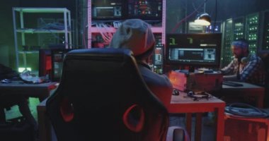 Hacker sigara ve bira içme