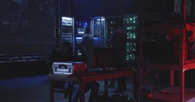 Bilgisayar korsanları dünya haritası önünde birlikte çalışıyor