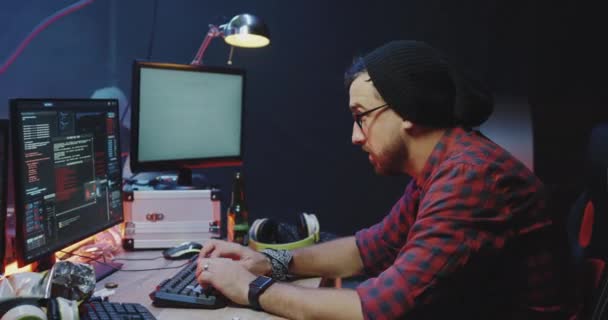 Hackare som arbetar vid sina skrivbord — Stockvideo