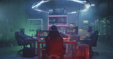 Bilgisayarlarında kodlama genç hackerlar