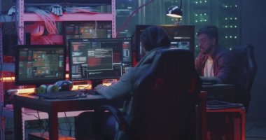 Bilgisayarlarında kodlama genç hackerlar