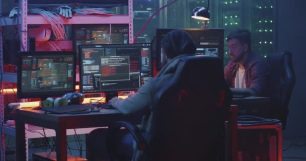 Jovens hackers codificando em seus computadores — Vídeo de Stock