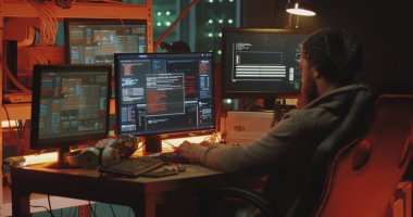 Genç hacker bilgisayarında kodlama