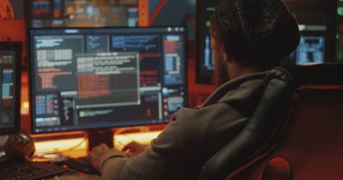 Genç hacker bilgisayarında kodlama