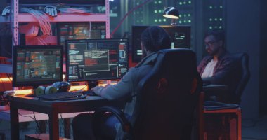 Başarıyı kutlayan genç hackerlar