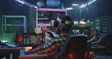 Vr eldiven ve kulaklık kullanan hacker