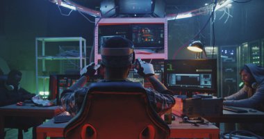 Vr eldiven ve kulaklık kullanan hacker