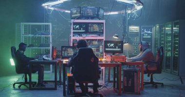 Genç hackerlar bodrumda konuşuyor