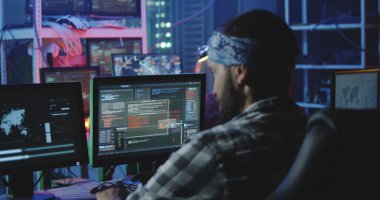 Bir bodrum katında çalışan hacker ekibi