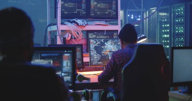 Bir bodrum katında çalışan hacker ekibi